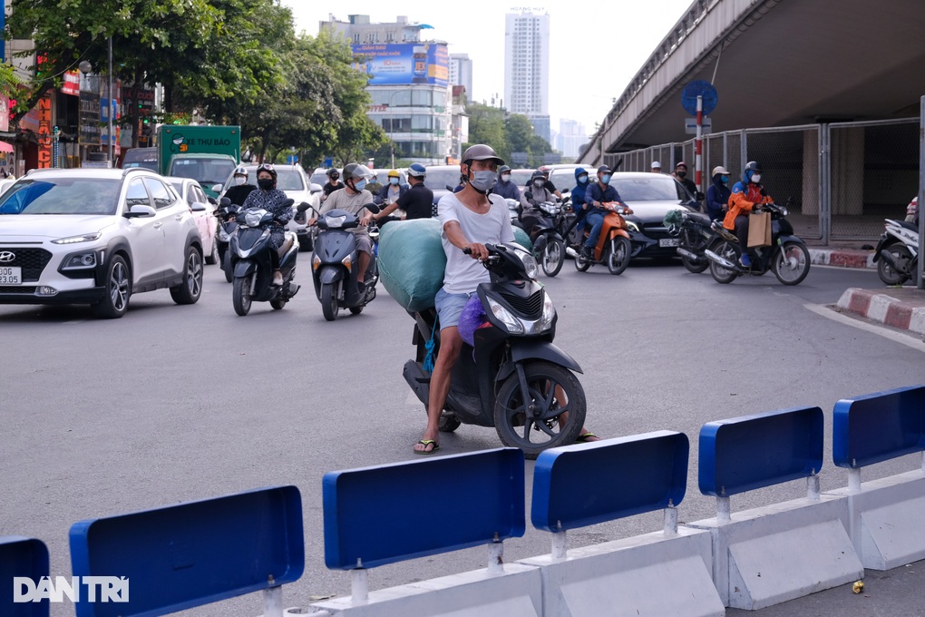 Vác xe, chạy ngược chiều vượt điểm nóng giao thông vừa phân luồng - 2