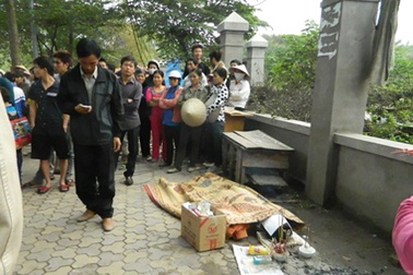 Hà Nội: Bị điện giật chết khi đang kéo cáp thông tin