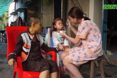 Chồng mất vì Covid-19, vợ ung thư, ôm 2 con nhỏ về nương nhờ ông bà ngoại