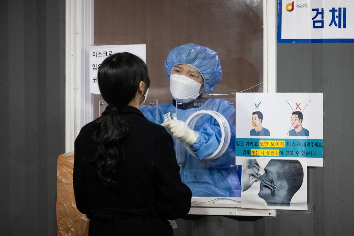 Hàn Quốc đối phó làn sóng Covid-19 nghiêm trọng nhất từ trước đến nay - 1 Hàn Quốc đối phó làn sóng Covid-19 nghiêm trọng nhất từ trước đến nay - 1