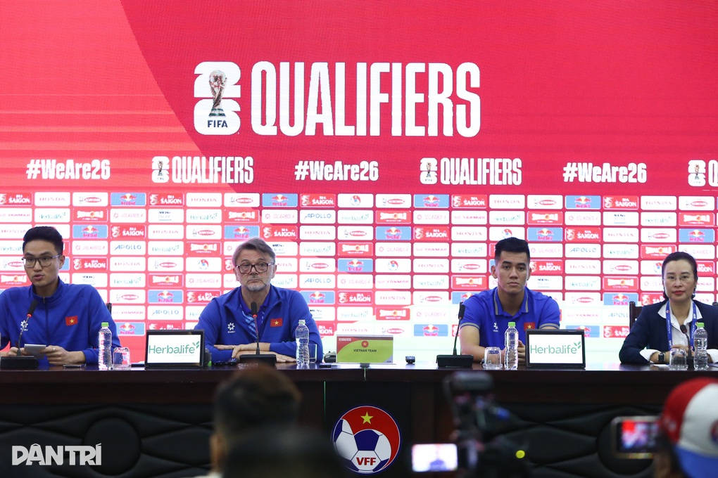 HLV Troussier: Đội tuyển Việt Nam vẫn nắm quyền tự quyết - 2 HLV Troussier: Đội tuyển Việt Nam vẫn nắm quyền tự quyết - 2