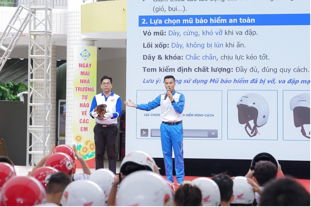 Honda Việt Nam phát động chương trình tặng mũ bảo hiểm cho học sinh lớp một miền Trung