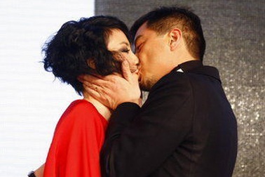 Vương Phi "sốc" trước hai nụ hôn bất ngờ