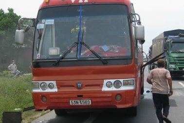 Xe khách chở 40 người bất ngờ bốc cháy giữa đường