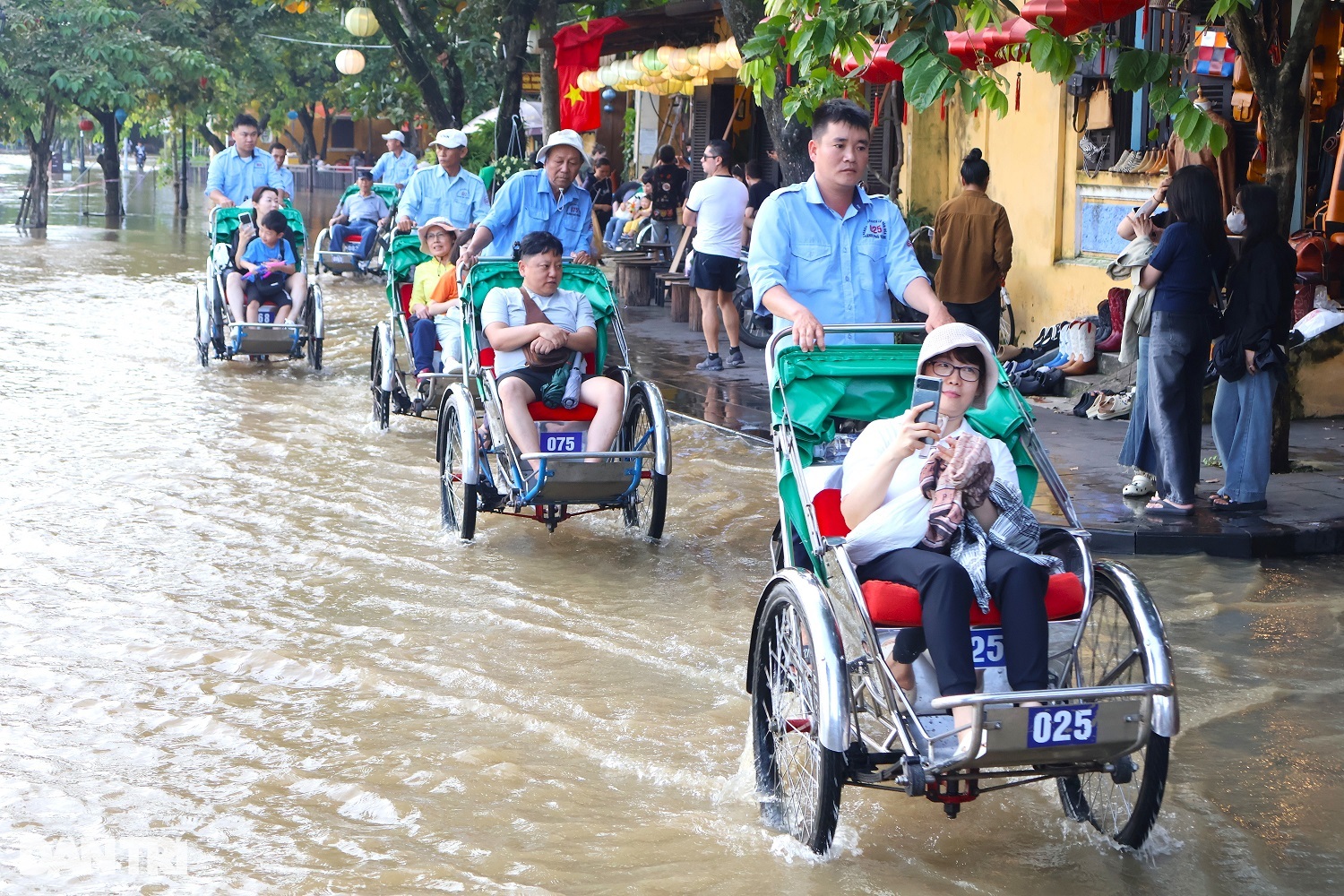 Du khách trải nghiệm đi xích lô, ngồi thuyền ngắm phố cổ Hội An mùa lụt - 3