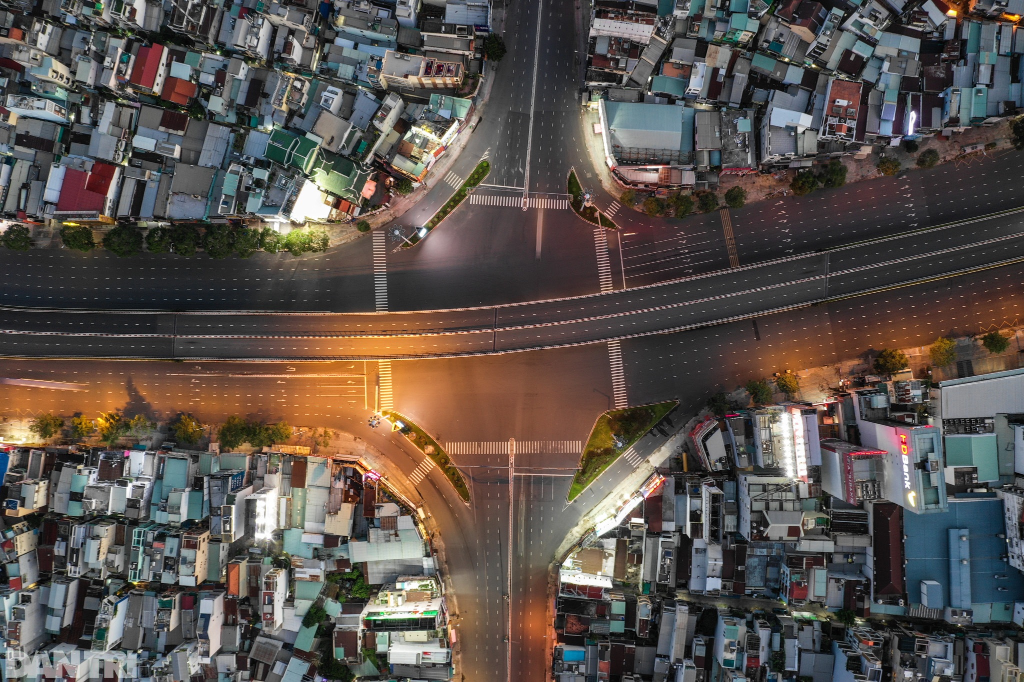 Đường phố Sài Gòn vắng lặng chưa từng thấy sau 18h - 2 Đường phố Sài Gòn vắng lặng chưa từng thấy sau 18h - 2