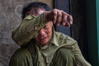 Thợ rèn "múa" đe búa bên lò lửa giữa ngày nắng nóng 40 độ C