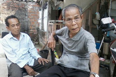 Ông cụ 81 tuổi làm mộ trên mái nhà để chôn hài cốt cha ruột