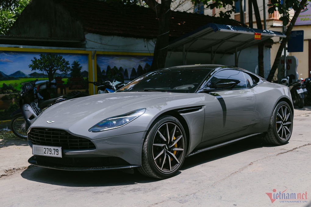 Cận cảnh dàn siêu xe hơn 150 tỷ của đại gia Sài Gòn đi rước dâu tại Hà Nội - 9 Cận cảnh dàn siêu xe hơn 150 tỷ của đại gia Sài Gòn đi rước dâu tại Hà Nội - 9