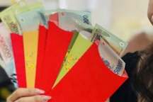 Nhận tiền lì xì của đối tác, nữ nhân viên bị sa thải