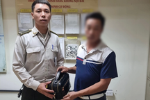 Hành khách quên điện thoại và 53 triệu đồng tại sân bay Nội Bài