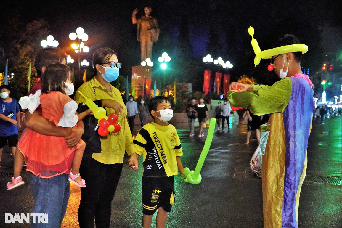Giới trẻ che dù, mặc áo mưa check-in phố đi bộ đầu tiên ở Tây Đô - 6 Giới trẻ che dù, mặc áo mưa check-in phố đi bộ đầu tiên ở Tây Đô - 6