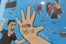 "Sóng ngầm" dưới mái nhà: Bớt lời có... bớt đòn chồng?