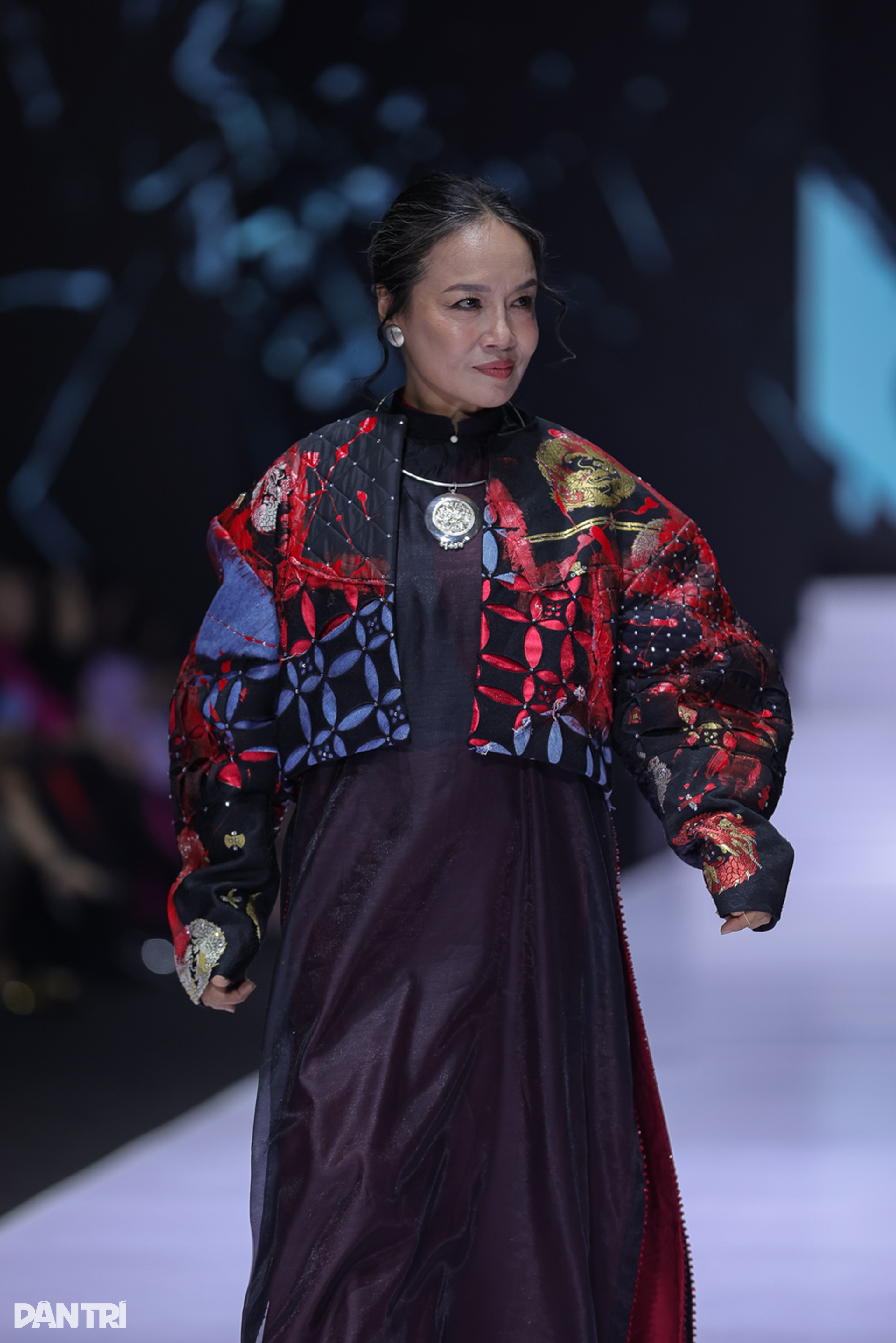 NSƯT Kim Xuyến 80 tuổi trình diễn thời trang, tự trang điểm và làm tóc - 4