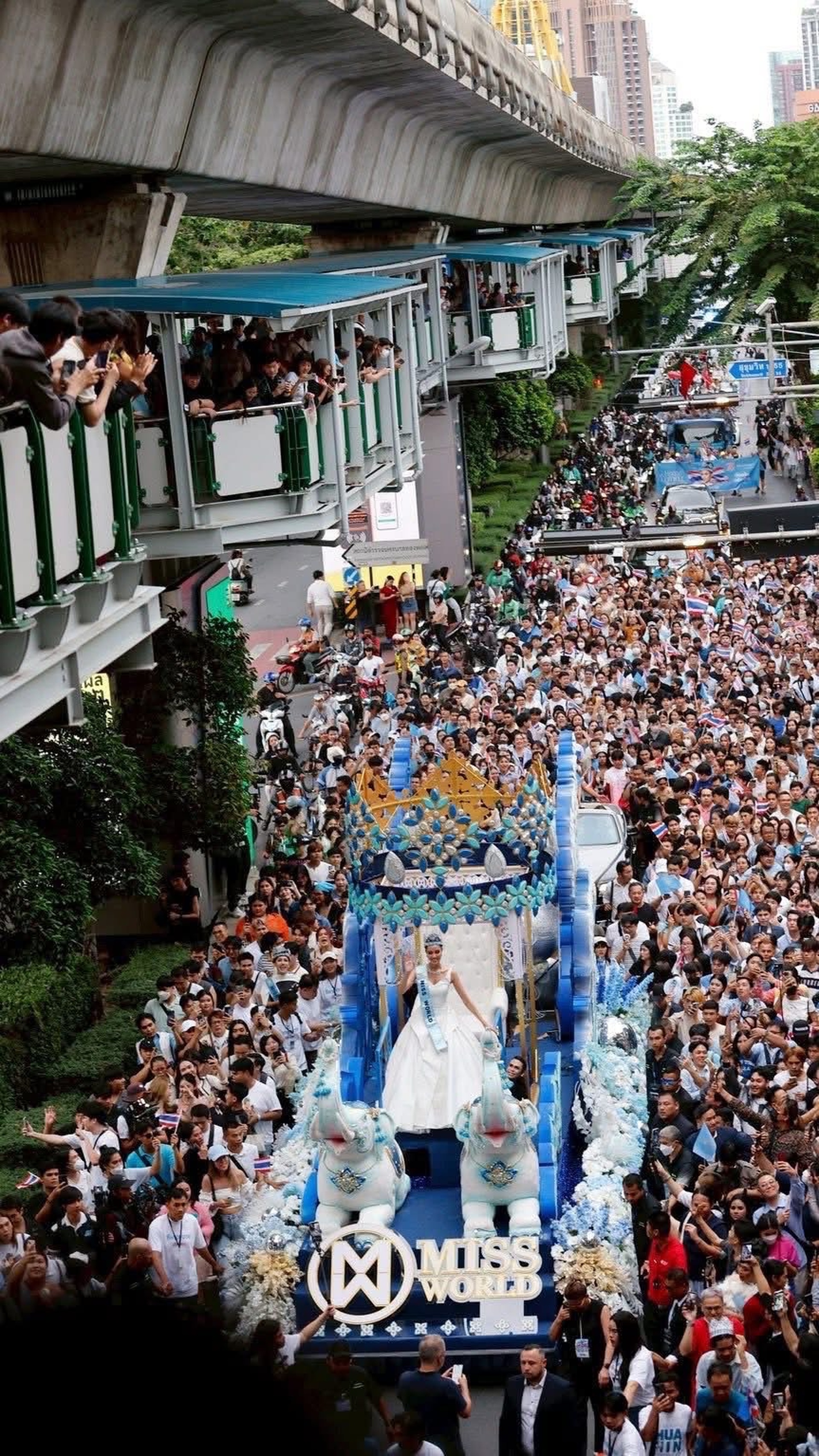 Gros plan sur l'apparence de poupée de la nouvelle Miss Monde - 8 Cận cảnh vẻ ngoài xinh như búp bê sống của tân Hoa hậu Thế giới - 8