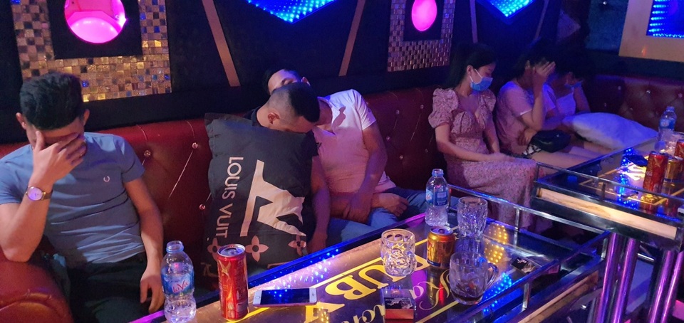 Phát hiện thêm một quán karaoke “bay lắc” giữa mùa dịch Covid-19 - 1 Phát hiện thêm một quán karaoke “bay lắc” giữa mùa dịch Covid-19 - 1