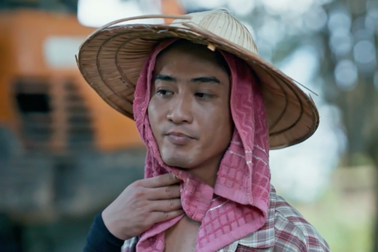 Doãn Quốc Đam thoại không ra hơi ở phim "Làng trong phố"