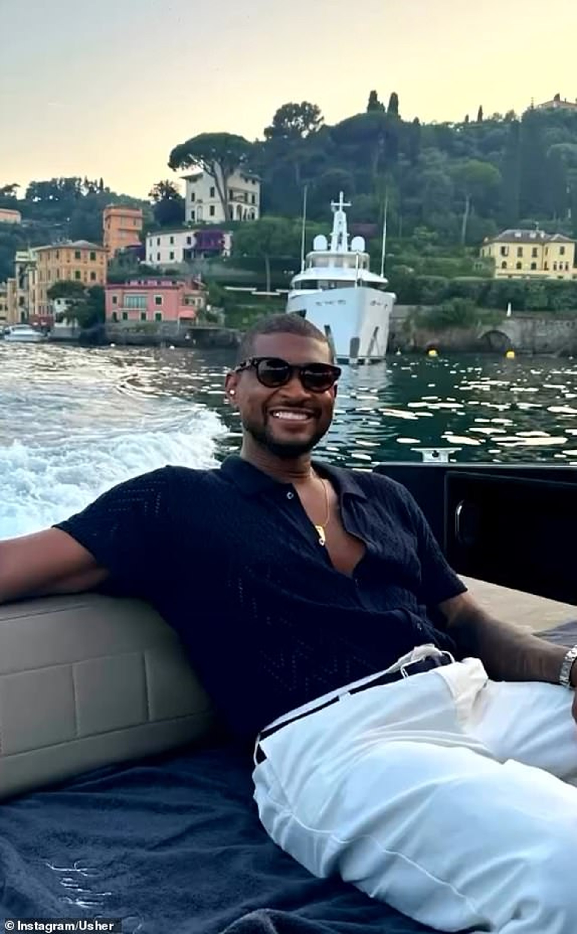 Tỷ phú Jeff Bezos và MC gợi cảm kết thúc tiệc cưới 3 ngày, tốn 55 triệu USD - 24 Tỷ phú Jeff Bezos và MC gợi cảm kết thúc tiệc cưới 3 ngày, tốn 55 triệu USD - 24