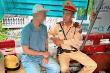 CSGT kịp thời ngăn người đàn ông nhảy cầu Chương Dương