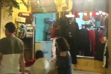 Du khách tấp nập đến Hội An đêm Nguyên tiêu