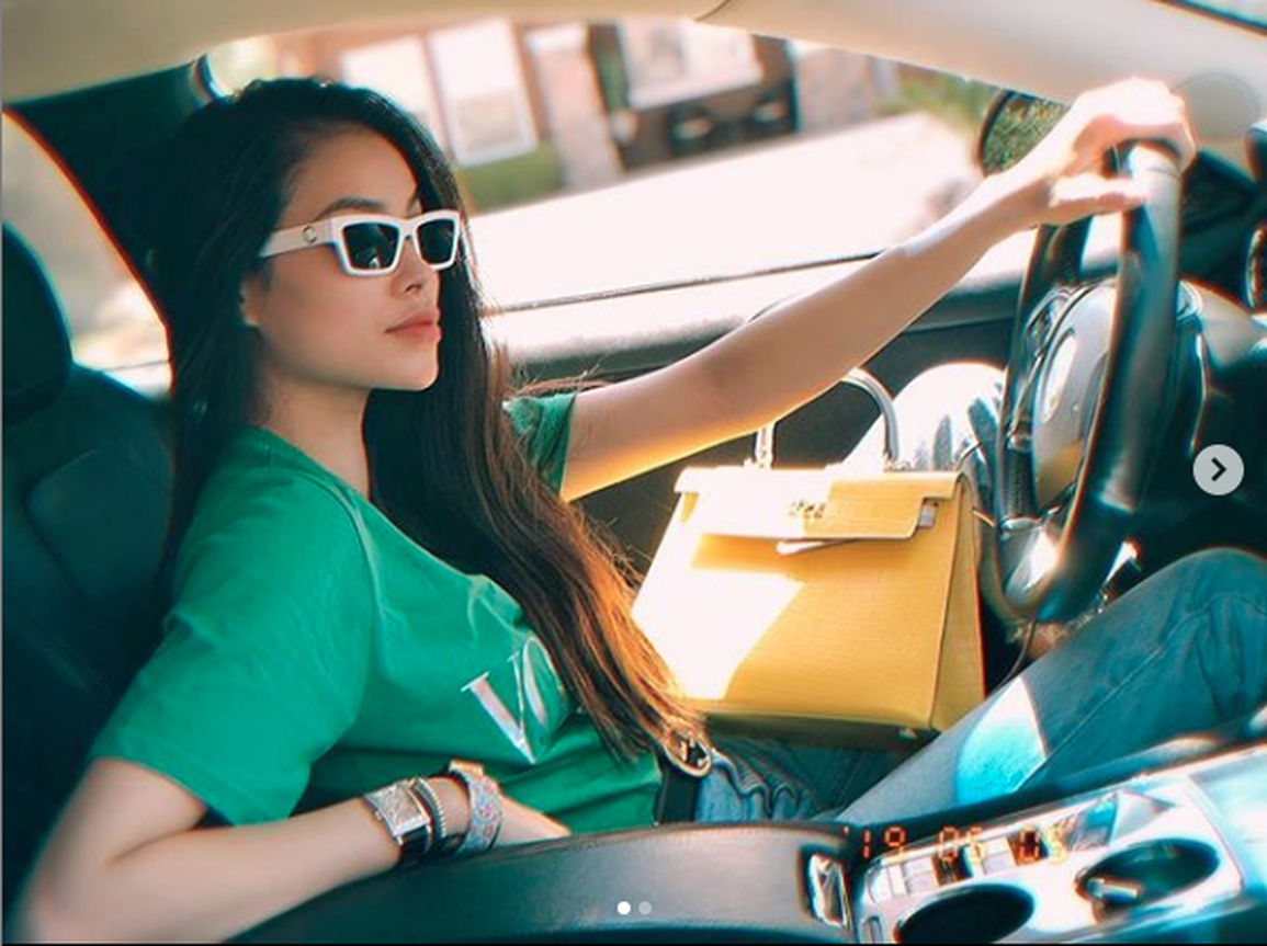 Chân dài đi xe 70 tỷ đồng và loạt mỹ nhân Việt gây choáng bởi xe sang - 8 Chân dài đi xe 70 tỷ đồng và loạt mỹ nhân Việt gây choáng bởi xe sang - 8
