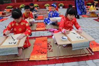 Ngắm 50 “ông đồ, bà đồ nhí” viết thư pháp