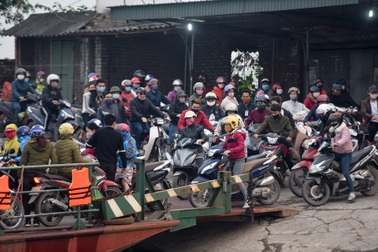 Hải Dương: "Dẹp yên" bến phà này, lại ùn ùn chen chúc tại bến khác