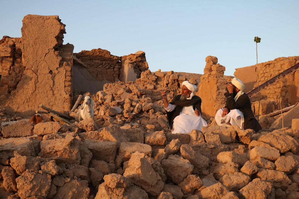 Thảm họa động đất rung chuyển Afghanistan, gần 200 người chết - 1 Thảm họa động đất rung chuyển Afghanistan, gần 200 người chết - 1
