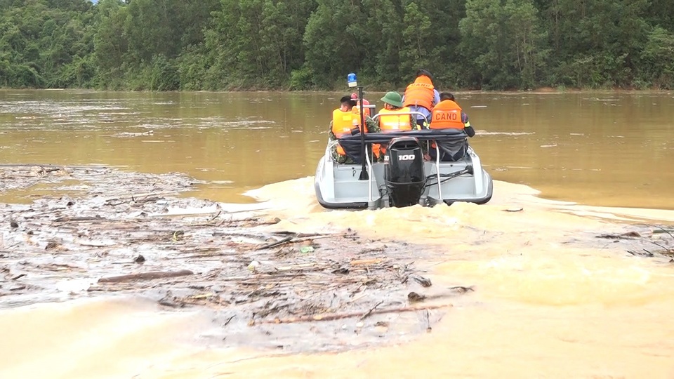 Công an và quân đội tổ chức cứu hộ Rào Trăng 3 bằng đường thủy  - 3