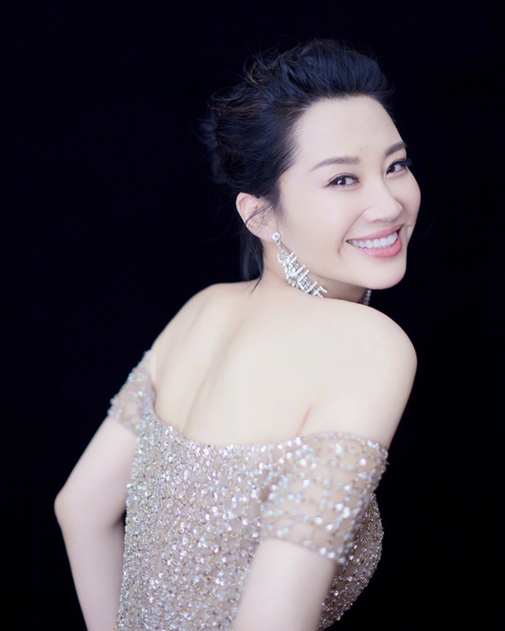 Sắc vóc rực rỡ và gợi cảm của Nhậm Doanh Doanh Hứa Tình ở tuổi 52 - 4