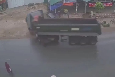 Xe ben phanh "cháy bánh" cứu người phụ nữ sang đường ẩu