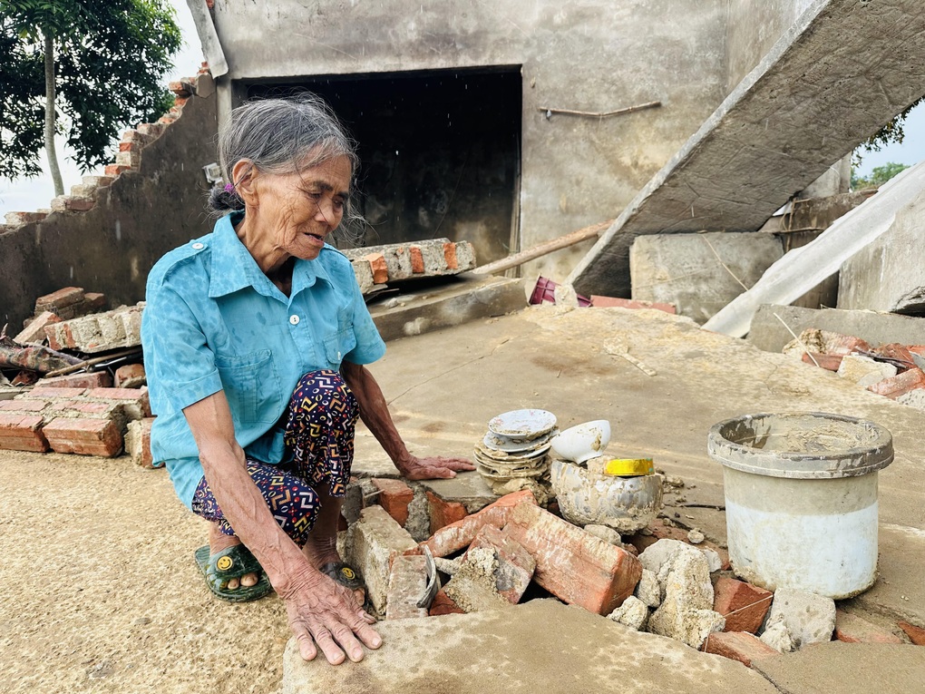 Cụ bà sống cô độc đau khổ khi chứng kiến nhà bị lũ đánh sập - 3 Cụ bà sống cô độc đau khổ khi chứng kiến nhà bị lũ đánh sập - 3