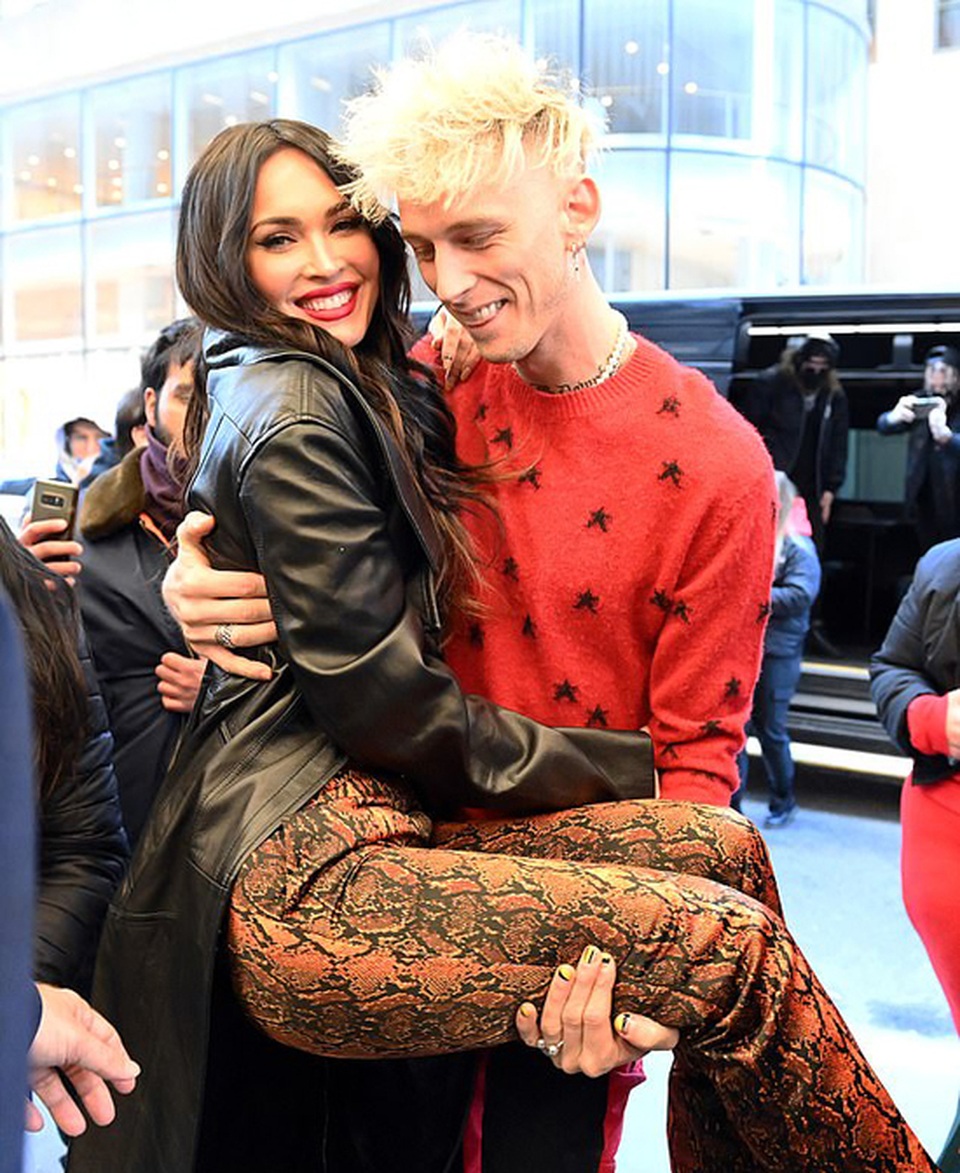 Mỹ nhân Megan Fox đưa 3 con đi chơi cùng bạn trai kém tuổi - 4