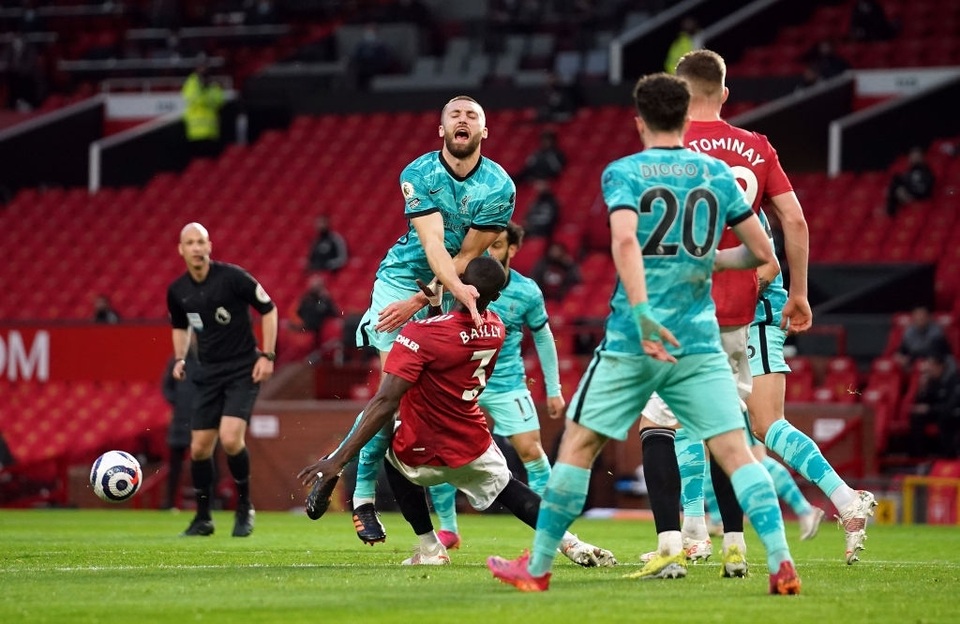 Trọng tài quay lưng, Liverpool vẫn thắng ngoạn mục trước Man Utd - 6 Trọng tài quay lưng, Liverpool vẫn thắng ngoạn mục trước Man Utd - 6