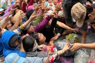 Tài xế đánh liều mượn xe, chở hàng từ thiện miễn phí đến vùng lũ