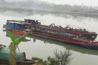 Bắt 3 tàu đang khai thác cát trái phép