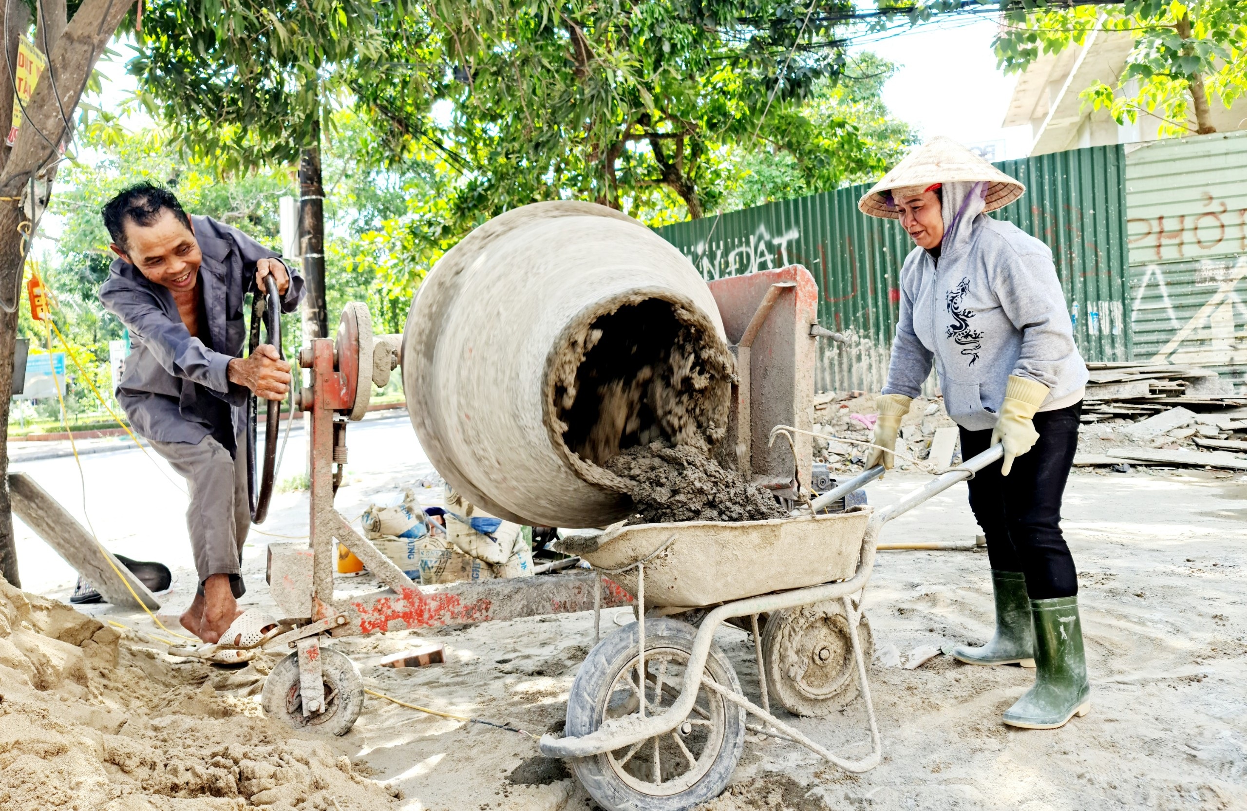 Muôn nẻo mưu sinh nơi chảo lửa thành Vinh - 3 Muôn nẻo mưu sinh nơi chảo lửa thành Vinh - 3