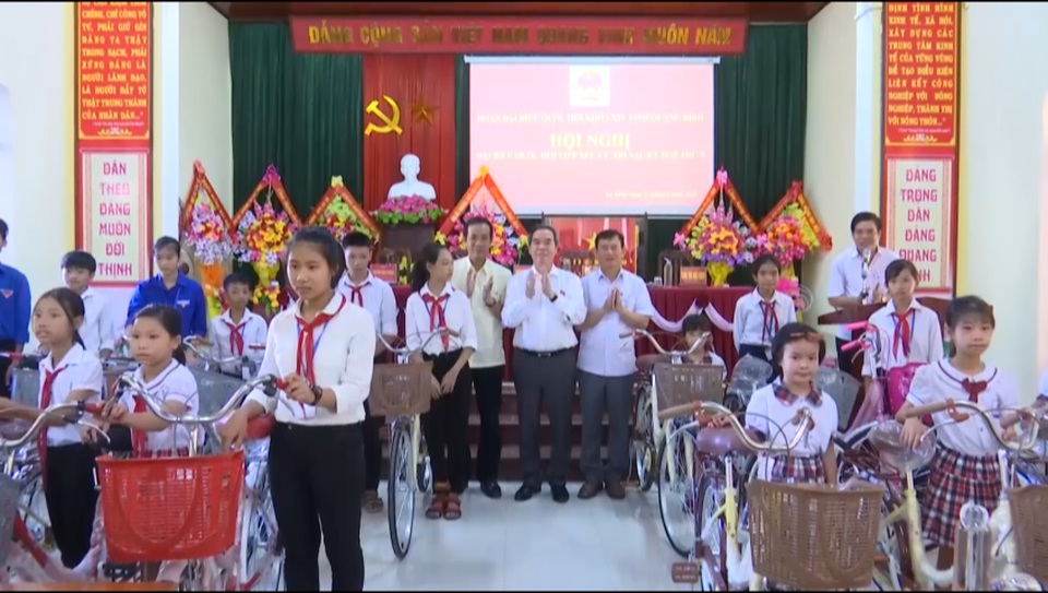 Trưởng Ban Kinh tế Trung ương Nguyễn Văn Bình tiếp xúc cử tri Quảng Bình - 2 Trưởng Ban Kinh tế Trung ương Nguyễn Văn Bình tiếp xúc cử tri Quảng Bình - 2