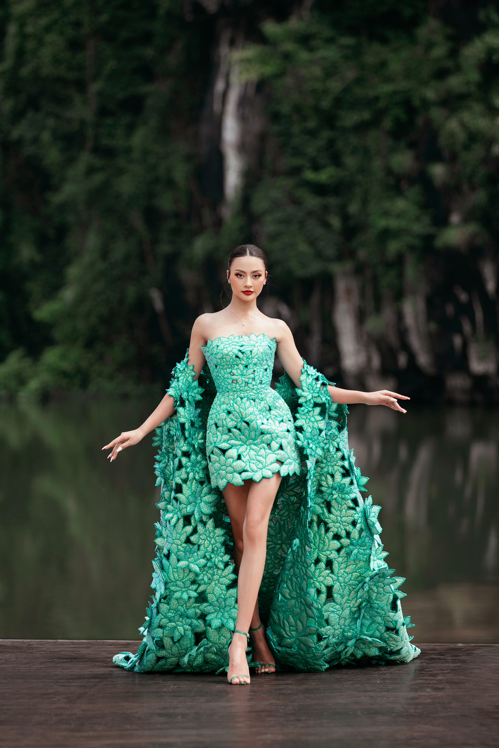 HHen Niê, Ngọc Châu đi bè trên sông, catwalk ở danh thắng Tràng An - 6