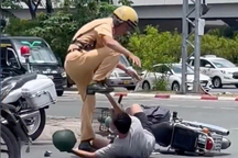 Cảnh sát giao thông có được dùng vũ lực trấn áp người vi phạm giao thông?