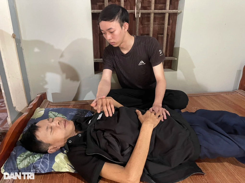 Bố từ chối điều trị bệnh, nằm nhà chờ chết để con trai có cơ hội đi học - 1 Bố từ chối điều trị bệnh, nằm nhà chờ chết để con trai có cơ hội đi học - 1