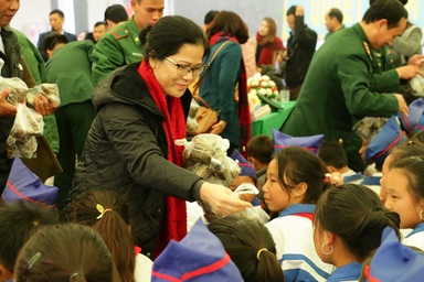 “Tết sum vầy” cho giáo viên, học sinh và chiến sĩ biên phòng