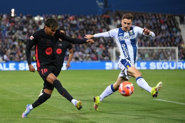 Barcelona gia tăng khoảng cách với Real Madrid lên 7 điểm