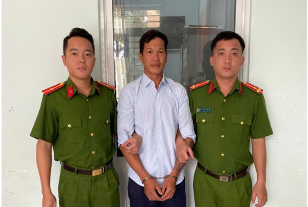 Zatčení hledaného obchodníka s lidmi se zvláštním nebezpečím - 1 Bắt đối tượng mua bán người bị truy nã đặc biệt nguy hiểm - 1