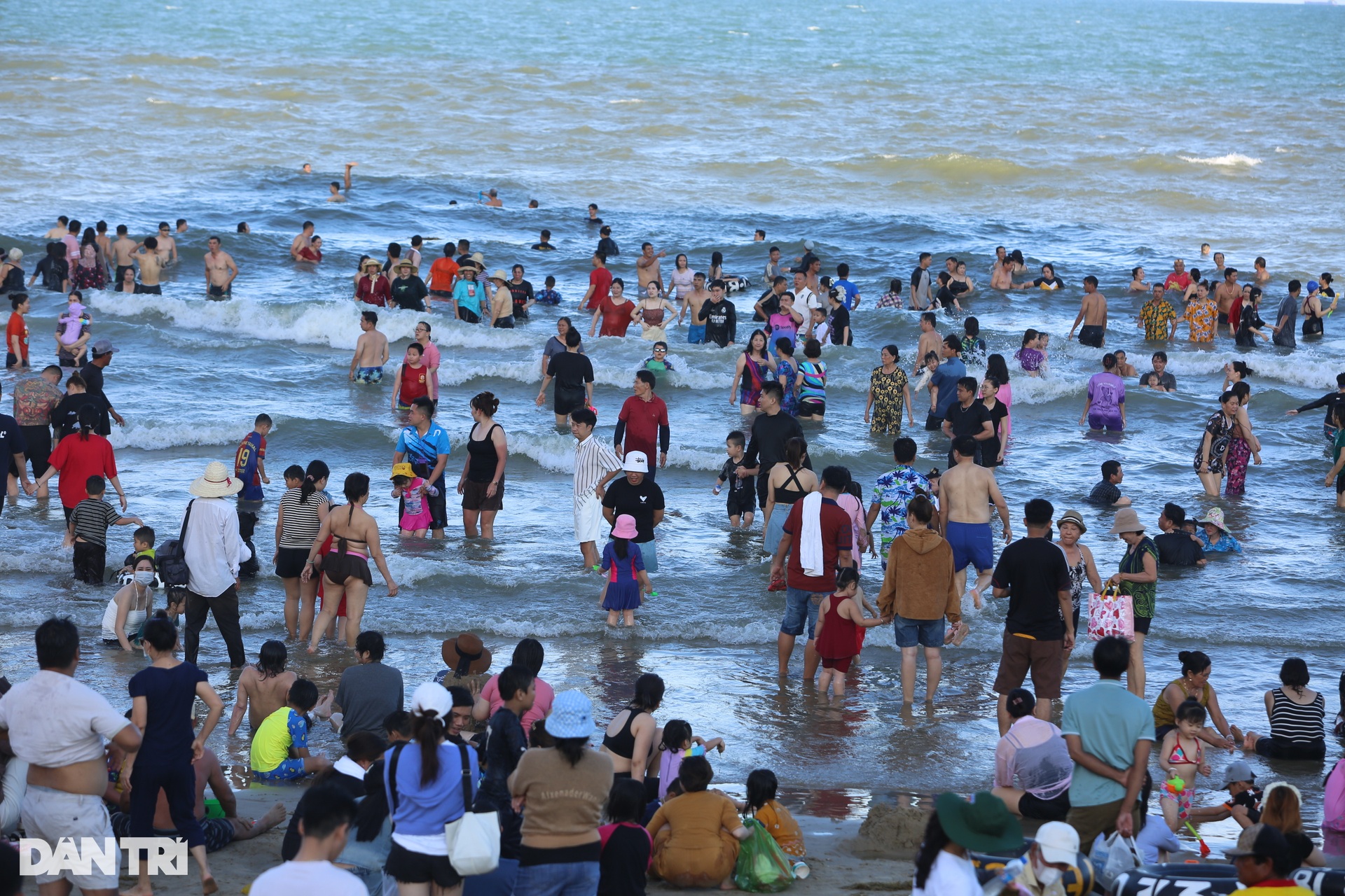 Bãi Sau Vũng Tàu chỉnh trang xong, khách du lịch đông đúc trở lại - 2 Bãi Sau Vũng Tàu chỉnh trang xong, khách du lịch đông đúc trở lại - 2