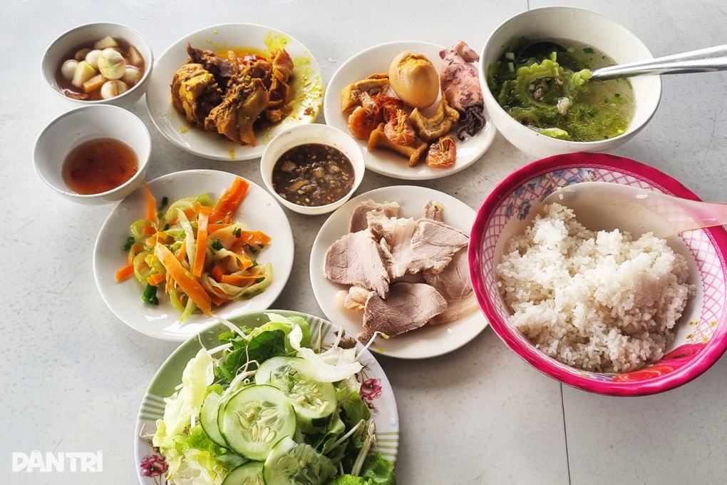 Phần cơm giá 35.000 đồng gây tranh cãi... vì quá rẻ - 1