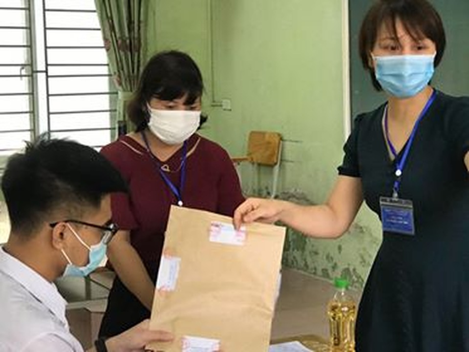 9 thí sinh bị đình chỉ do mang tài liệu và điện thoại vào phòng thi - 1 9 thí sinh bị đình chỉ do mang tài liệu và điện thoại vào phòng thi - 1