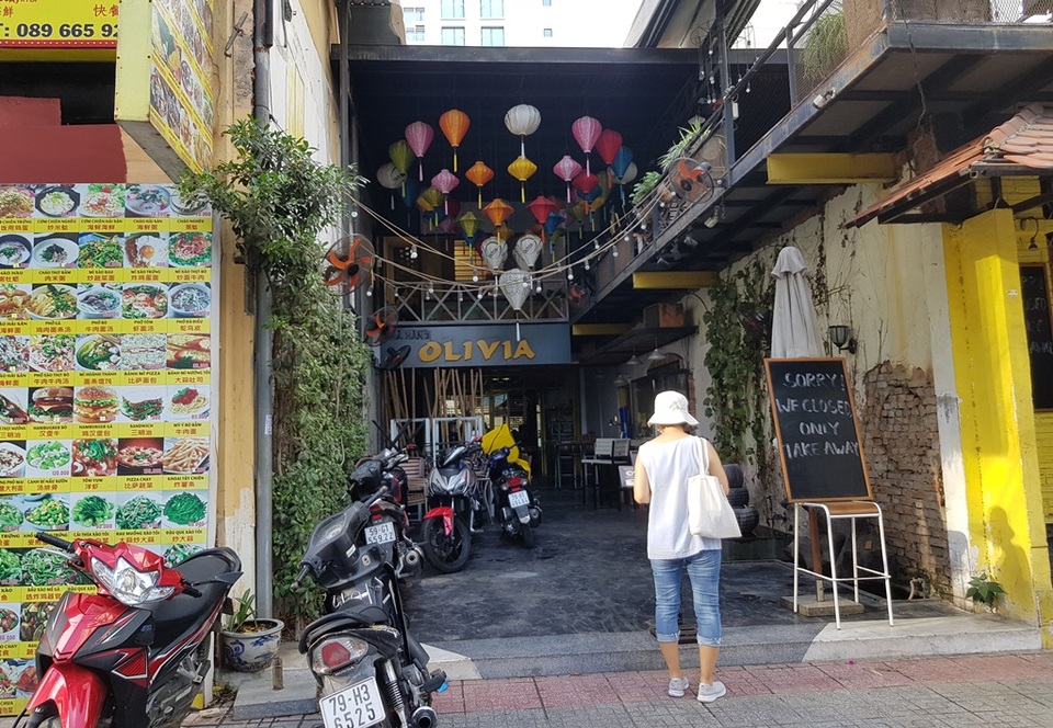 Nha Trang: Du khách đeo khẩu trang khi ra đường, phố Tây vắng vẻ - 8 Nha Trang: Du khách đeo khẩu trang khi ra đường, phố Tây vắng vẻ - 8