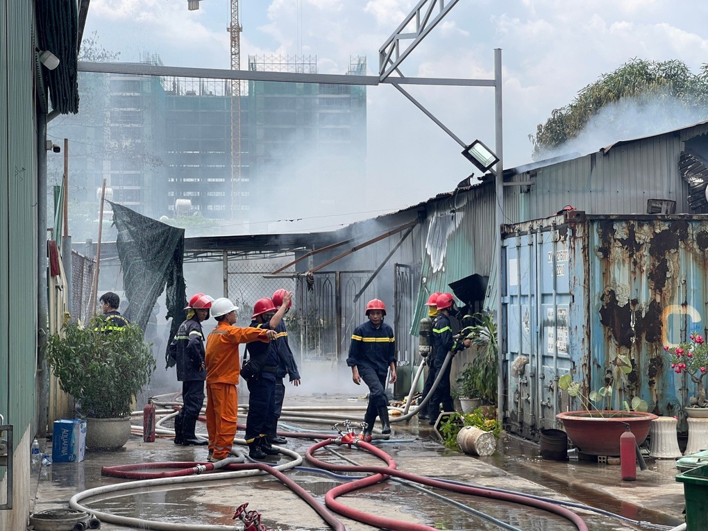 Xưởng bánh kẹo ở TP Thủ Đức cháy ngùn ngụt sau nhiều tiếng nổ lớn - 2 Xưởng bánh kẹo ở TP Thủ Đức cháy ngùn ngụt sau nhiều tiếng nổ lớn - 2