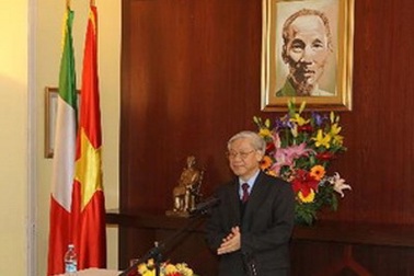 Tổng Bí thư thăm, nói chuyện với kiều bào tại Italy